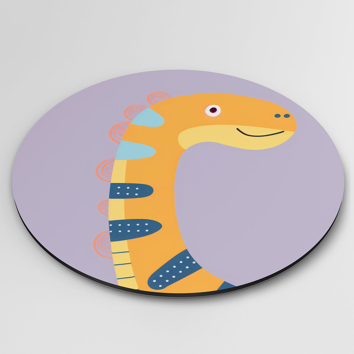 Oranje dinosaurus Muurcirkel – detailweergave – Een oranje dinosaurus met blauwe en gele accenten op een paarse achtergrond.