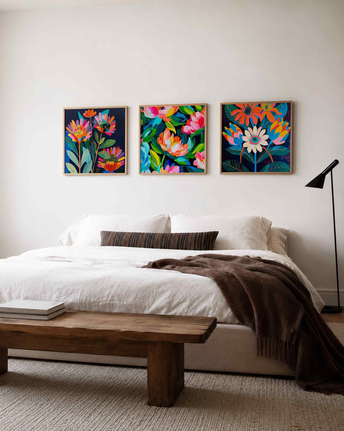 Interieurpresentatie van een driedelige vierkante posterset met kleurrijke bloemen