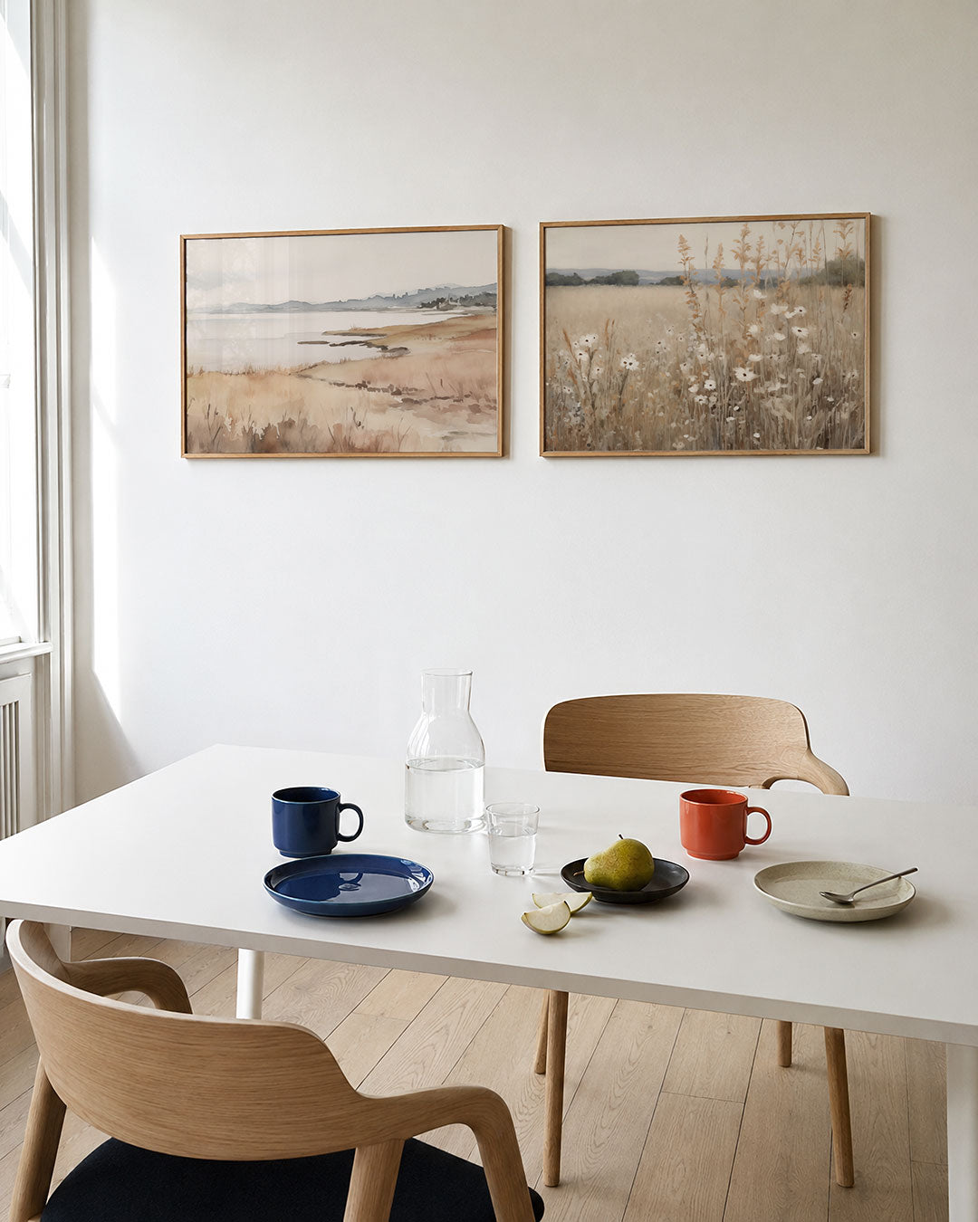 Tweedelige posterset met zachte kleuren en fijne lijnen, getoond in een interieur