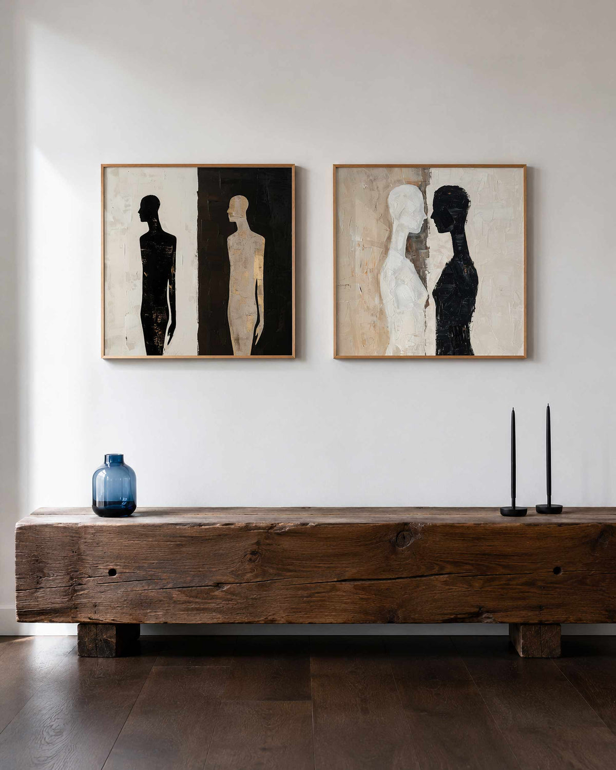 Interieurpresentatie van een tweedelige vierkante posterset met silhouetten en figuren