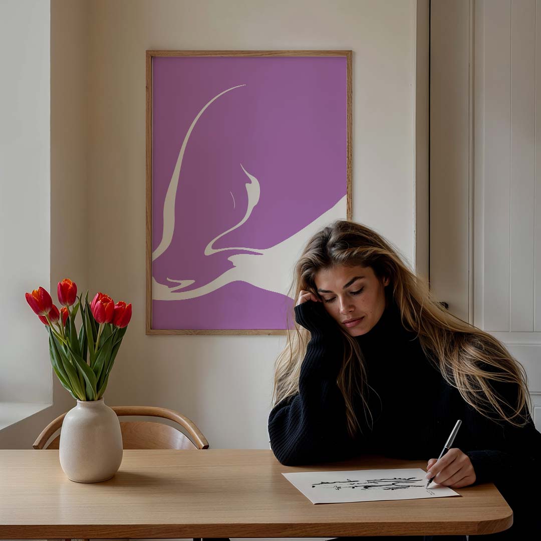 Vrouwelijke Gratie in Paars Poster-WallArtistic
