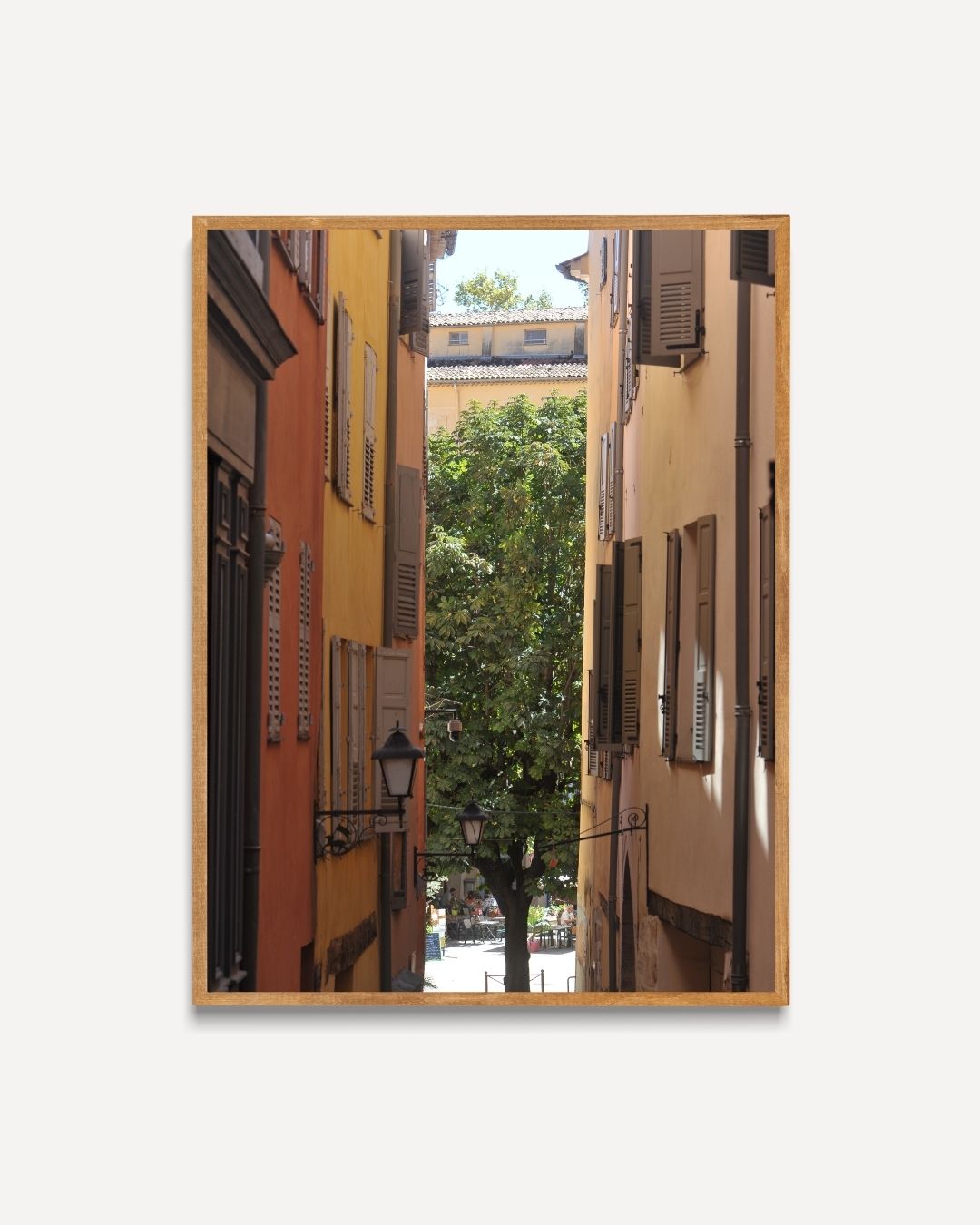 Smalle straat in Saint-Tropez Poster