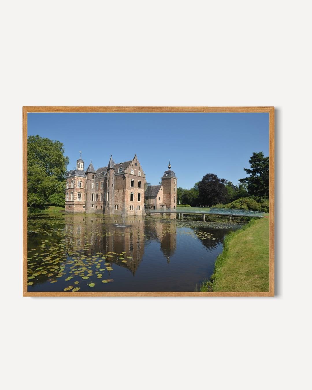 Historisch kasteel met waterpartij Poster