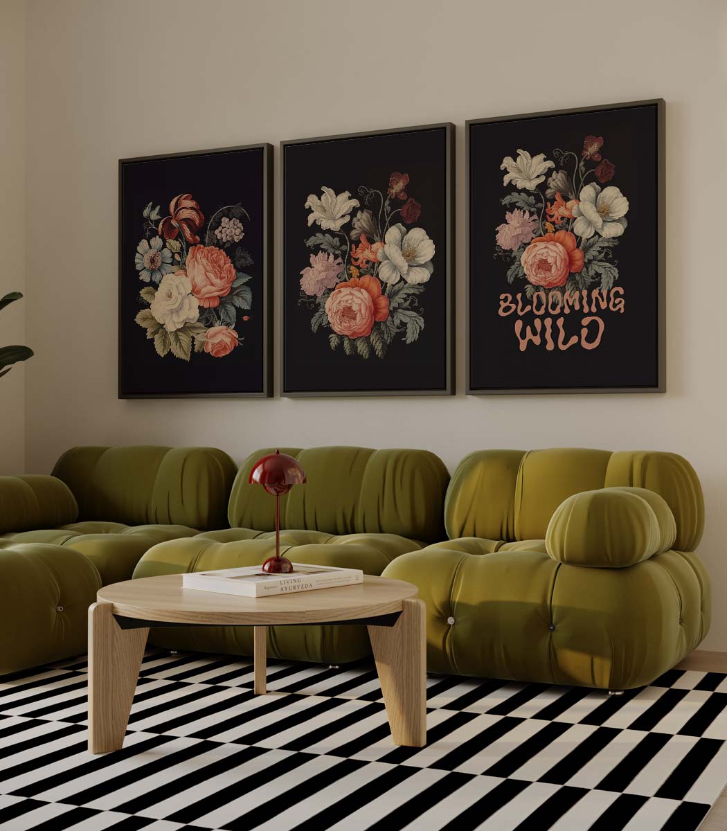 Bloemen op zwarte achtergrond met 'BLOOMING WILD'