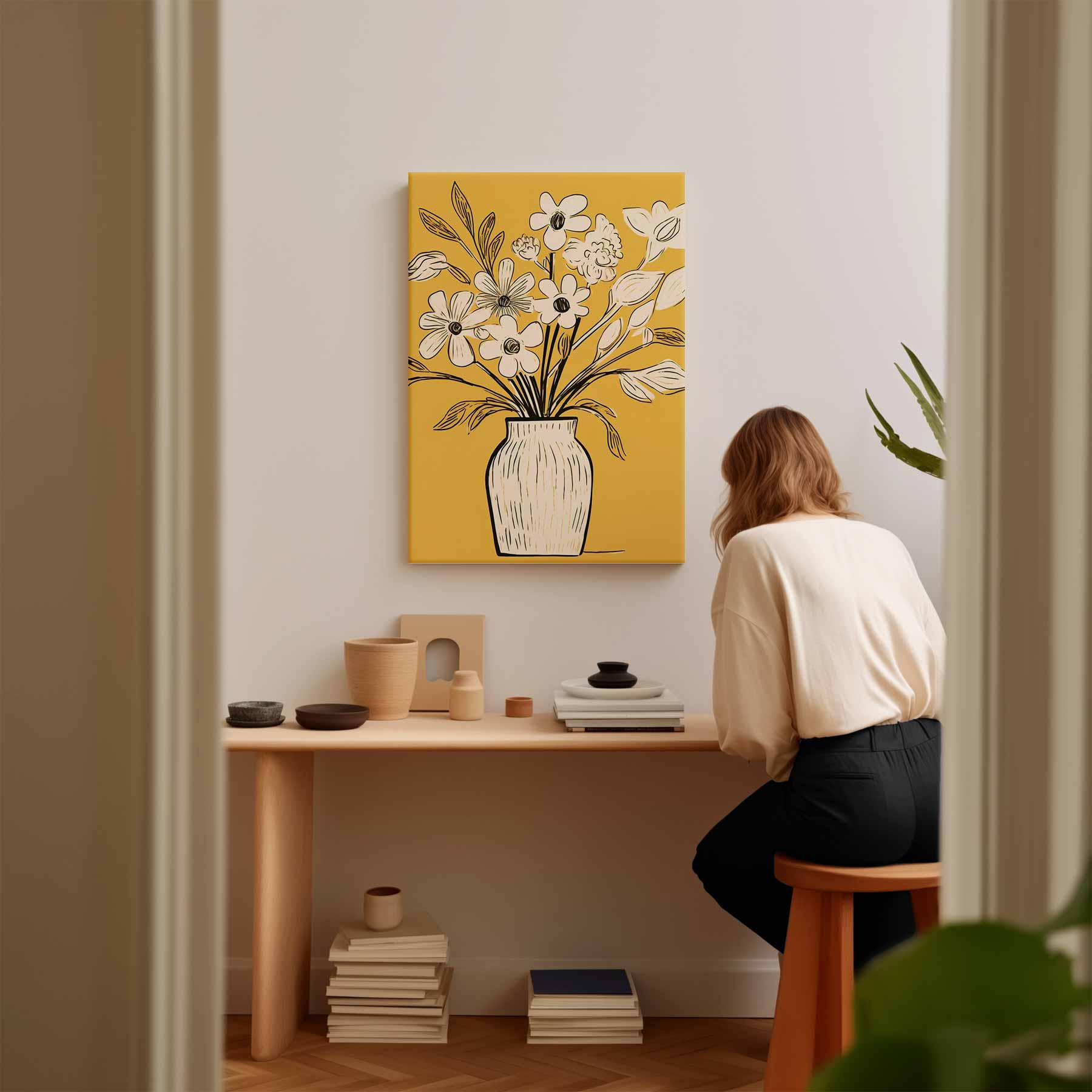 Vaas met bloemen op geel