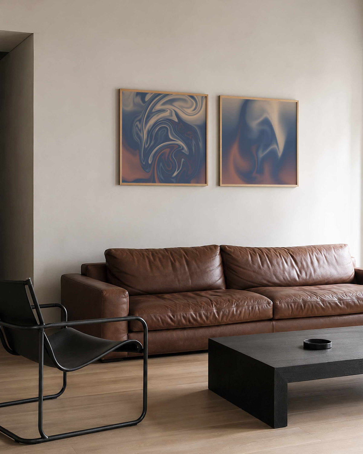 Interieurpresentatie van een tweedelige vierkante posterset met vloeivormen in blauw