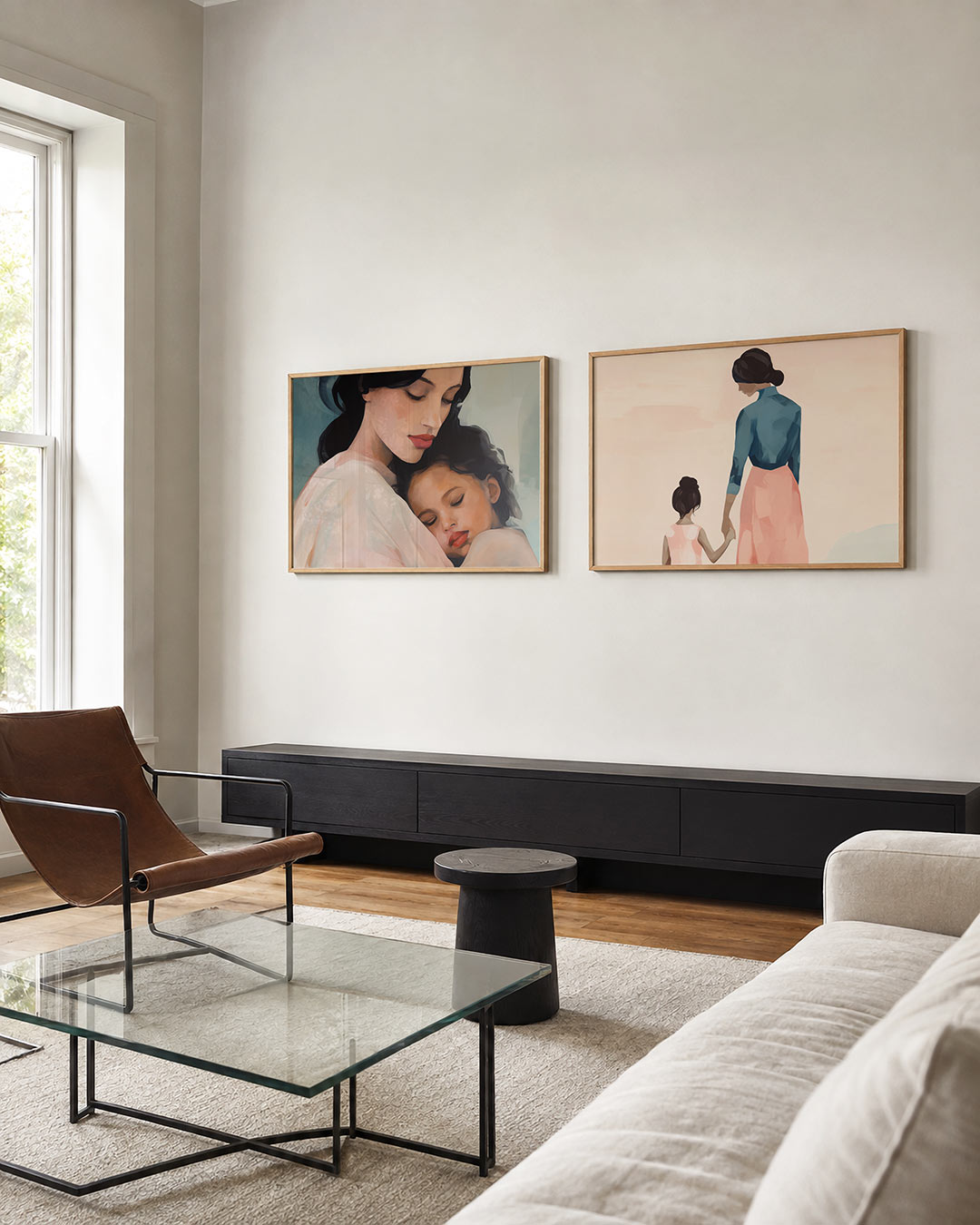 Tweedelige posterset met donkere tinten en een rustige visuele opbouw, getoond in een interieur