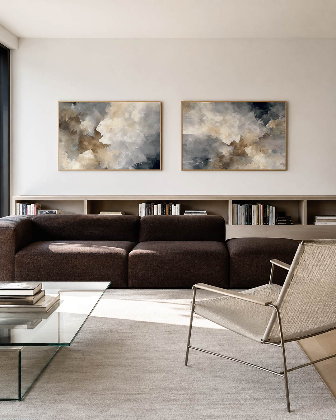 Tweedelige posterset met een zachte mengeling van beige, wit en grijs, getoond in een interieur