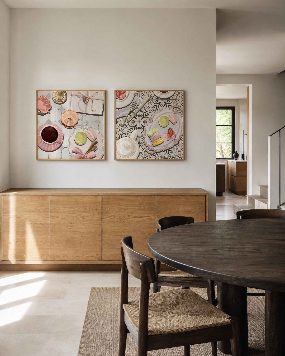 Interieurpresentatie van een tweedelige vierkante posterset met macarons en thee