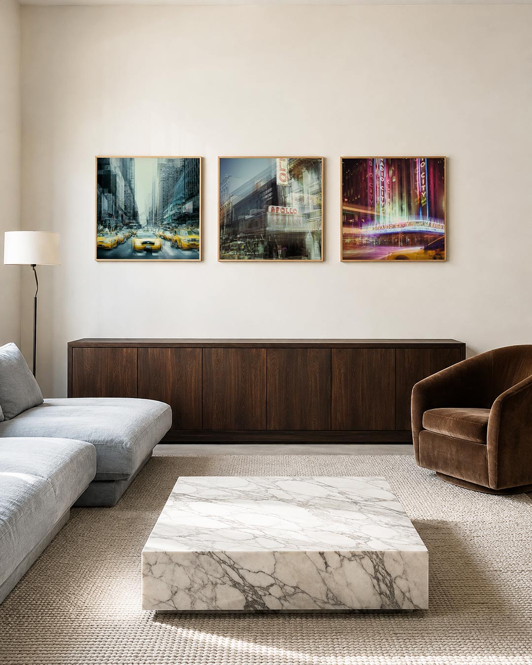 Interieur met vierkant fotografisch drieluik stadslicht en gevels – Gerald Emming