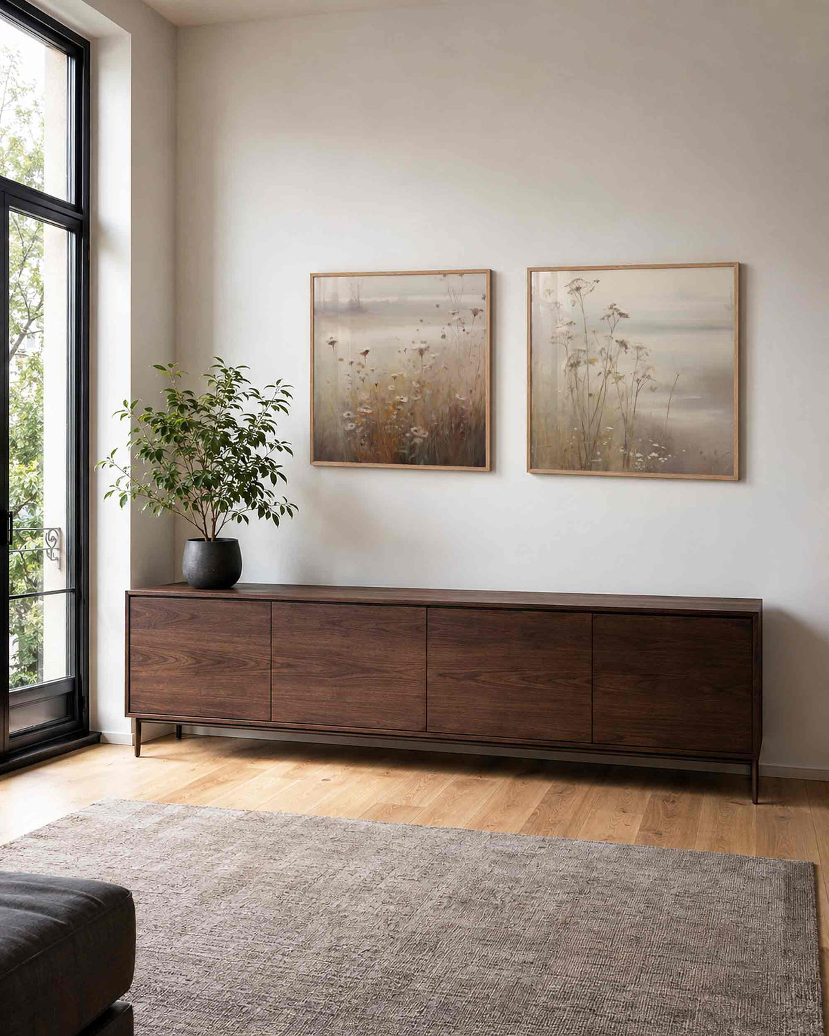 Interieurpresentatie van een tweedelige vierkante posterset met wilde bloemen