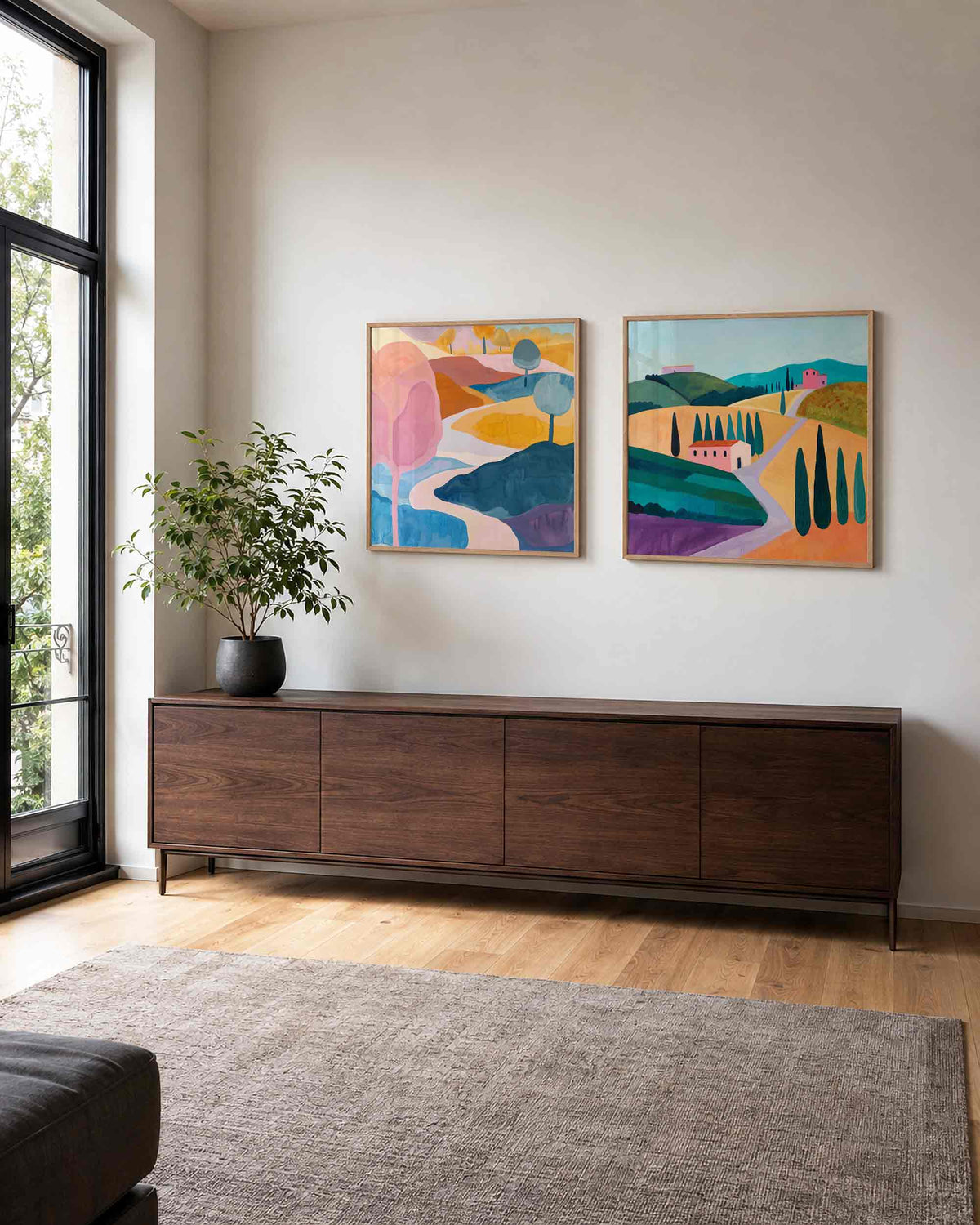 Interieurpresentatie van een tweedelige vierkante posterset met kleurrijke landschappen