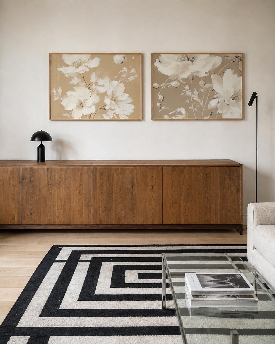 Twee liggende posters met delicate witte bloemen op een warme beige achtergrond, aan de muur in een interieur