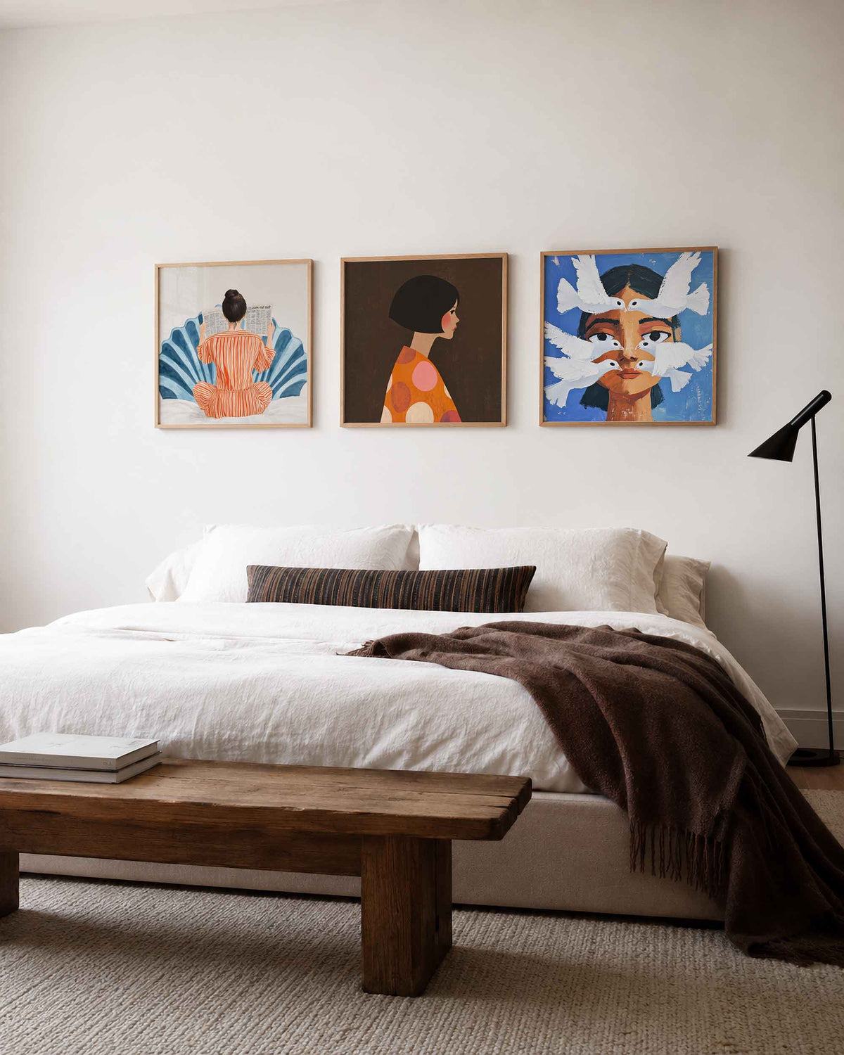 Interieurpresentatie van een driedelige vierkante posterset met vrouwenportretten