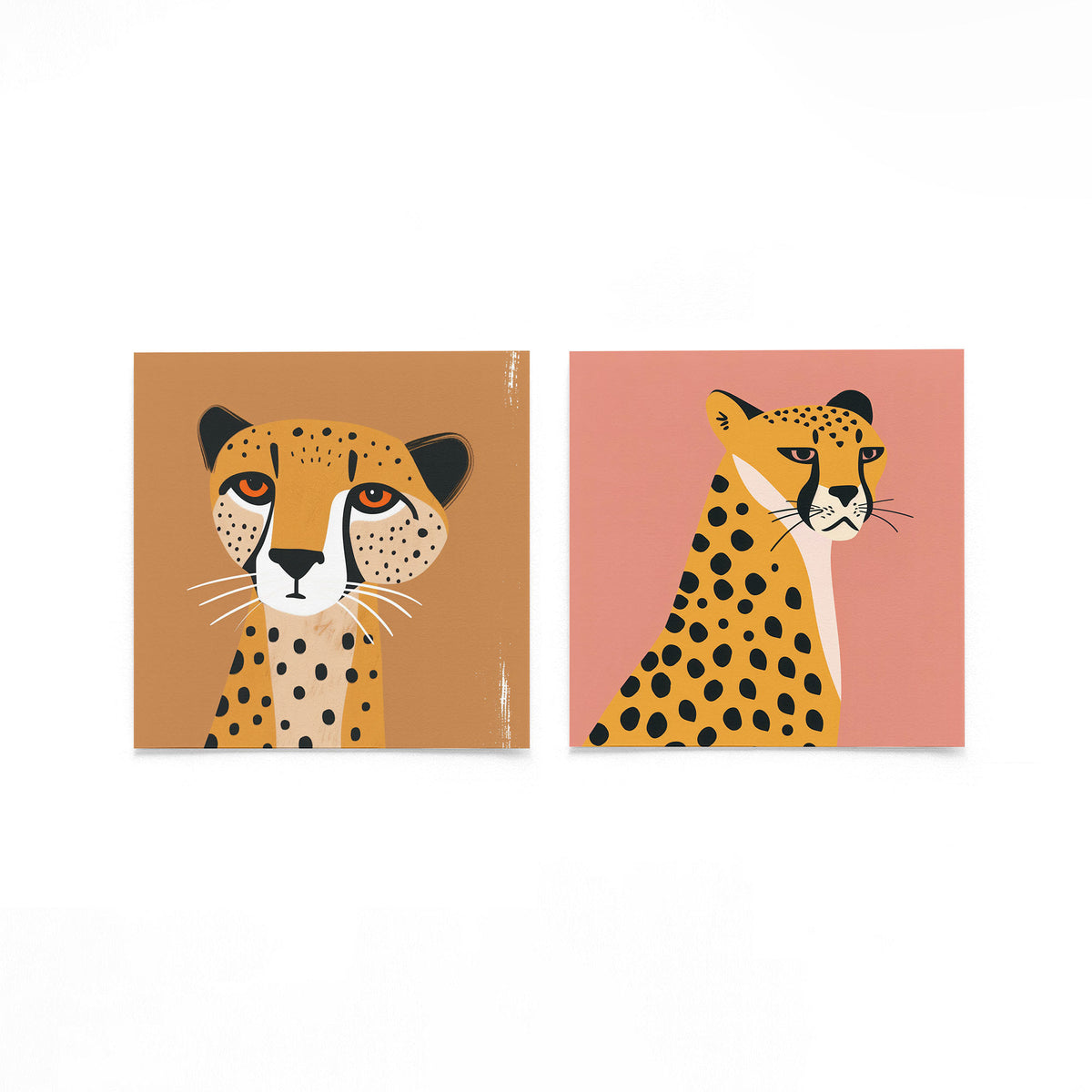 Twee vierkante posters met luipaardportretten op een gebroken witte achtergrond
