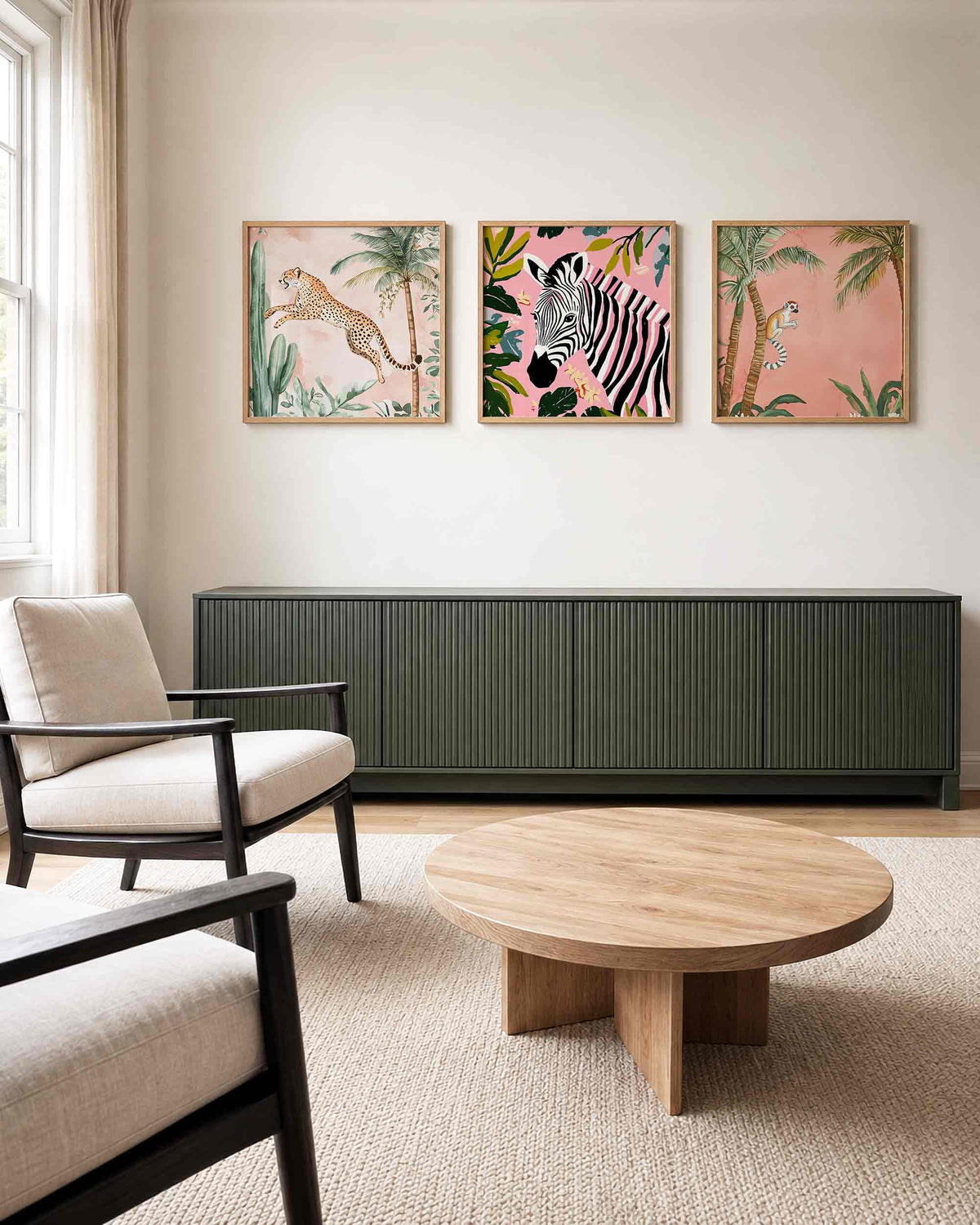 Interieurpresentatie van een driedelige vierkante posterset met jungle dieren