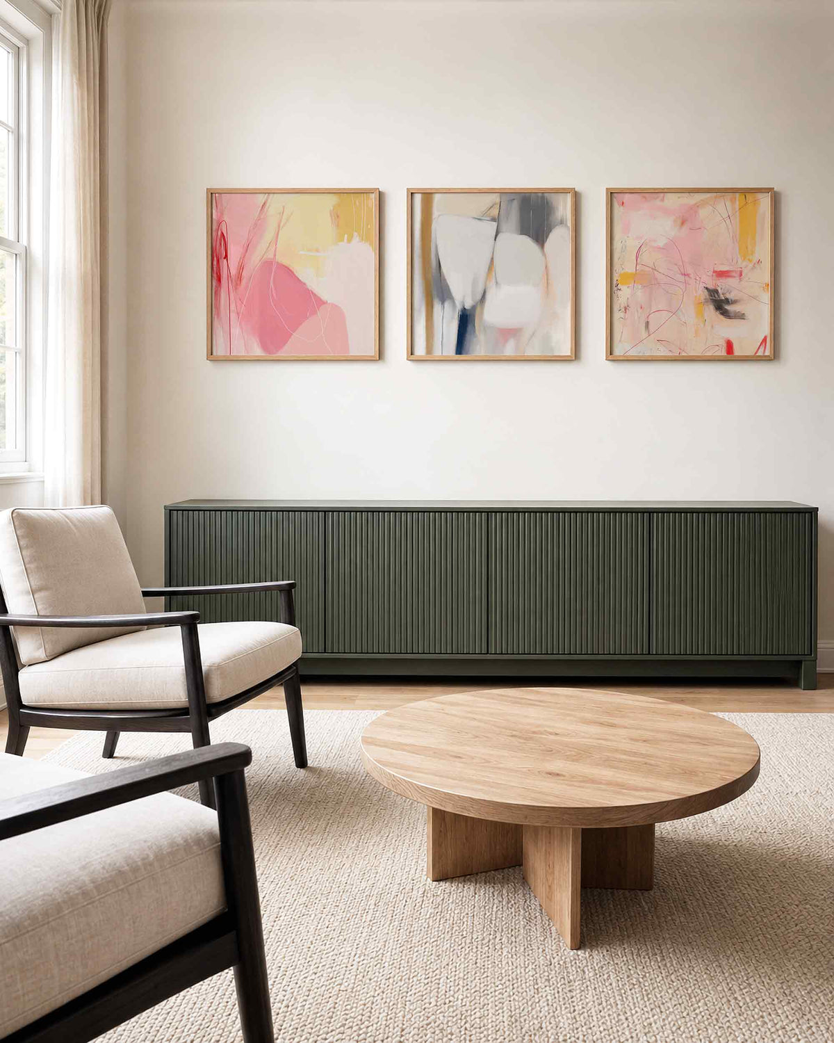 Interieurpresentatie van een driedelige vierkante posterset met abstracte kleurencompositie