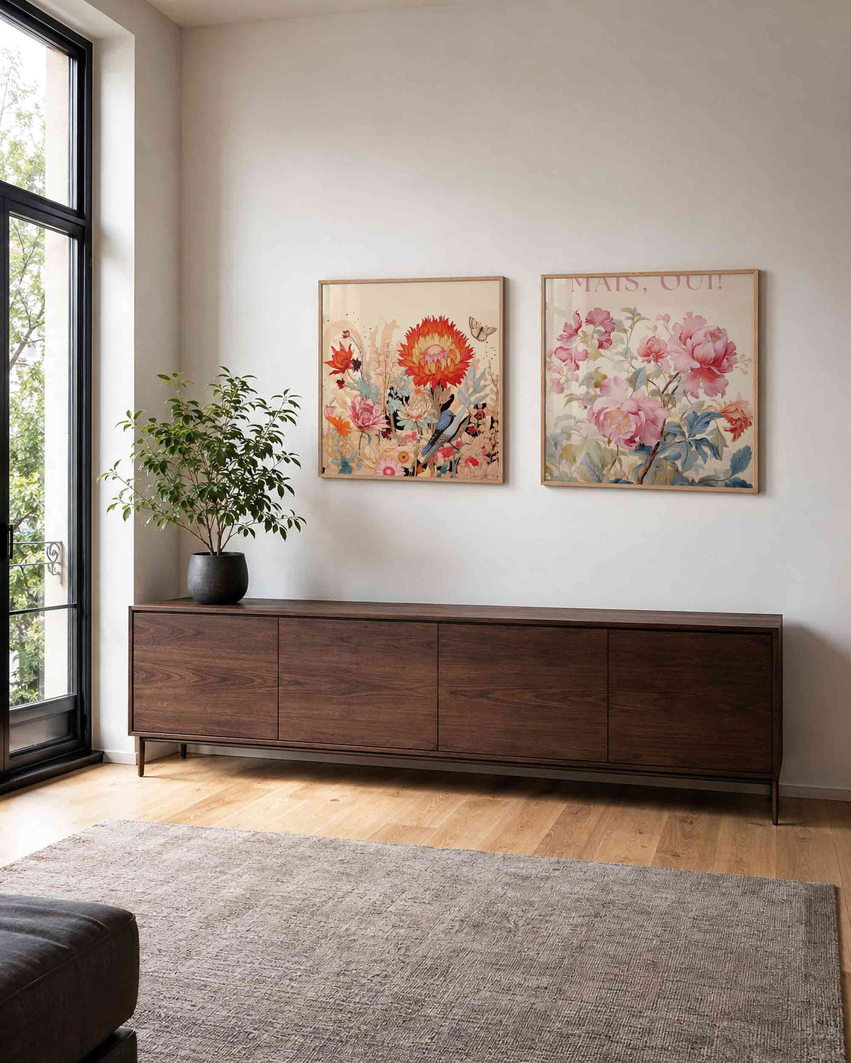 Interieurpresentatie van een tweedelige vierkante posterset met bloemen en vogel