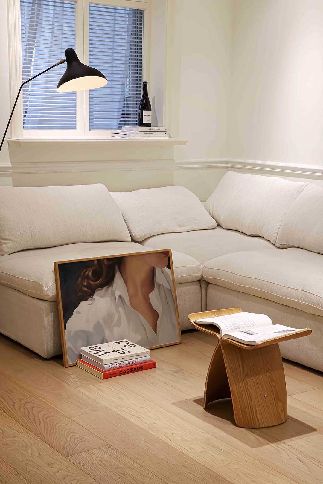 Witte blouse en krullend haar Poster