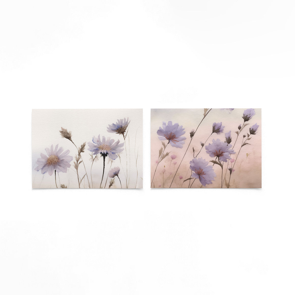 Twee liggende posters met delicate bloemen in zachte pastelkleuren op een gebroken witte achtergrond