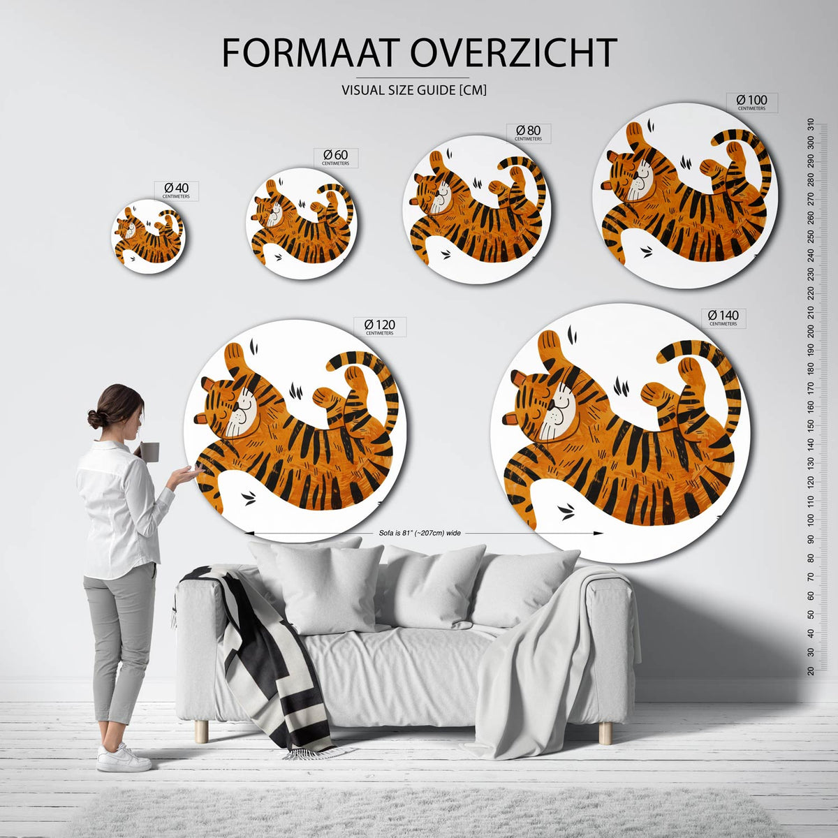 Speelse tijger Muurcirkel – extra productweergave – Een liggende tijger met oranje en zwarte strepen op een witte