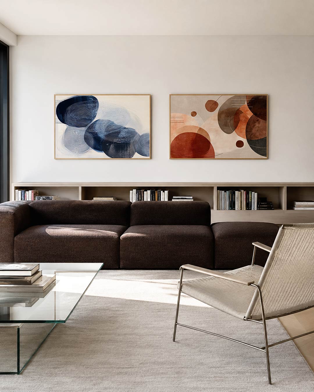 Interieurbeeld met twee liggende posters: lijnen in cirkelvormige patronen in blauw en wit