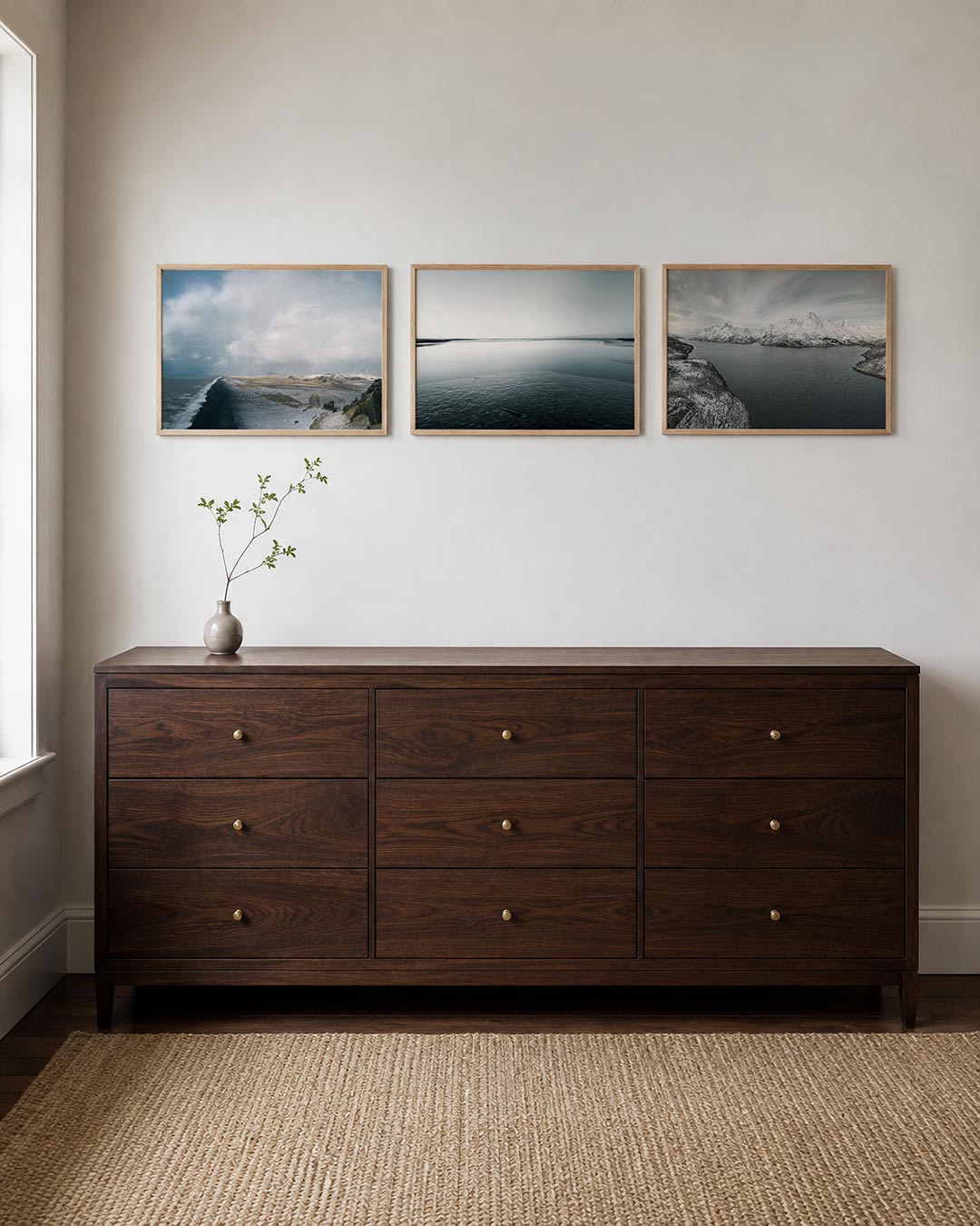 Interieur met liggend fotografisch drieluik stilte aan de kust – Gerald Emming