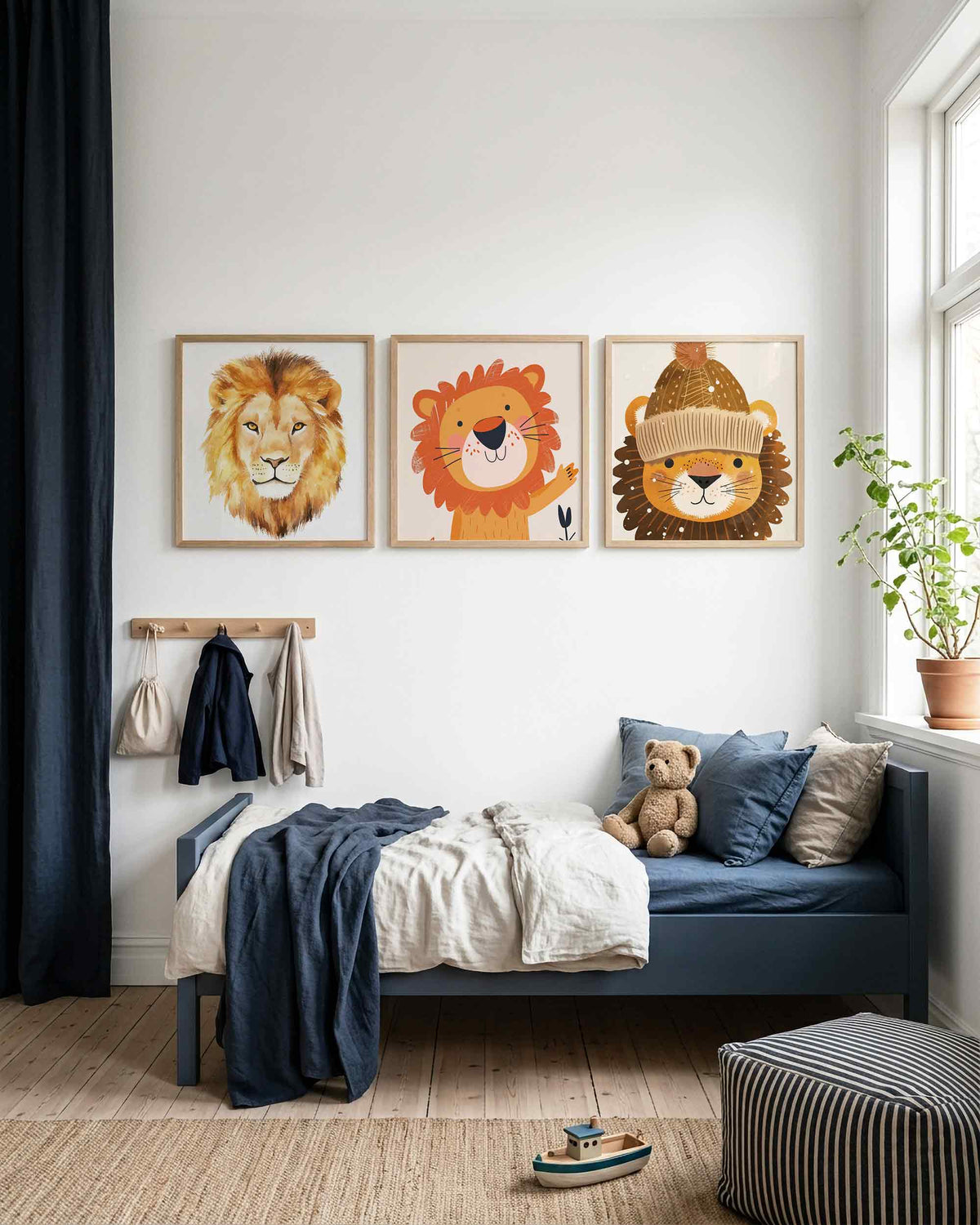 Interieurpresentatie van een driedelige vierkante posterset met leeuwenportretten