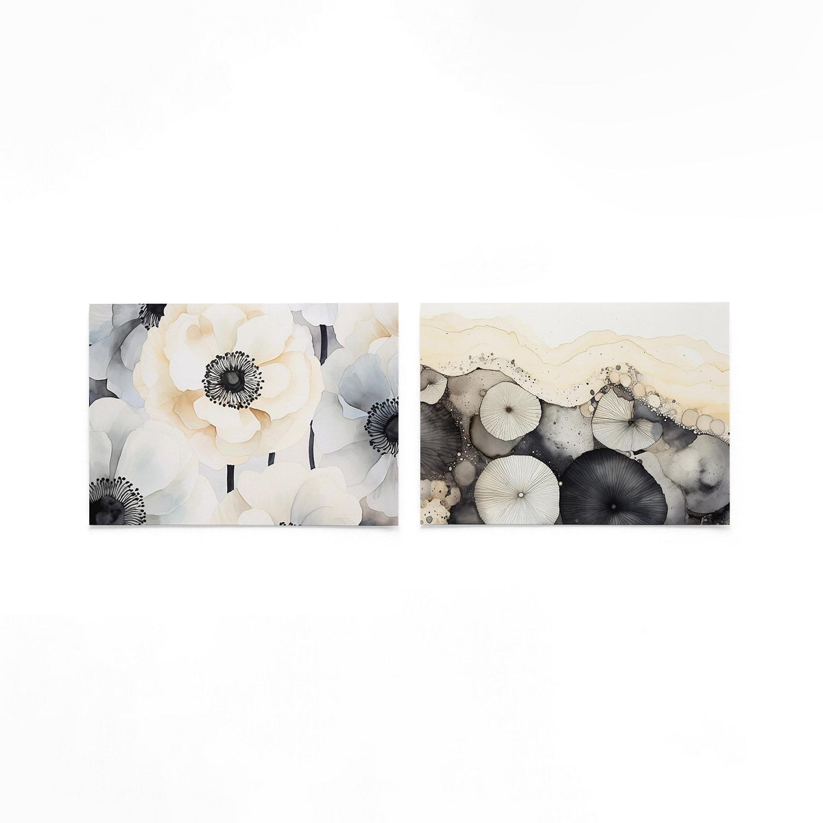 Twee liggende posters met grote bloemen in zachte tinten op een gebroken witte achtergrond