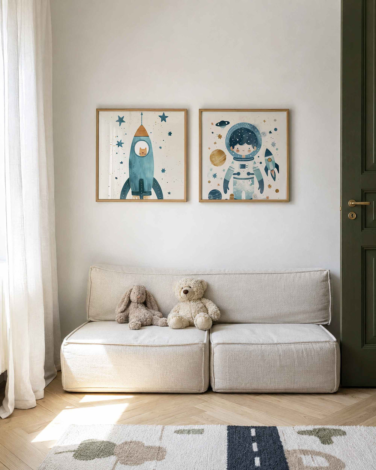 Interieurpresentatie van een tweedelige vierkante posterset met ruimtekat en astronaut