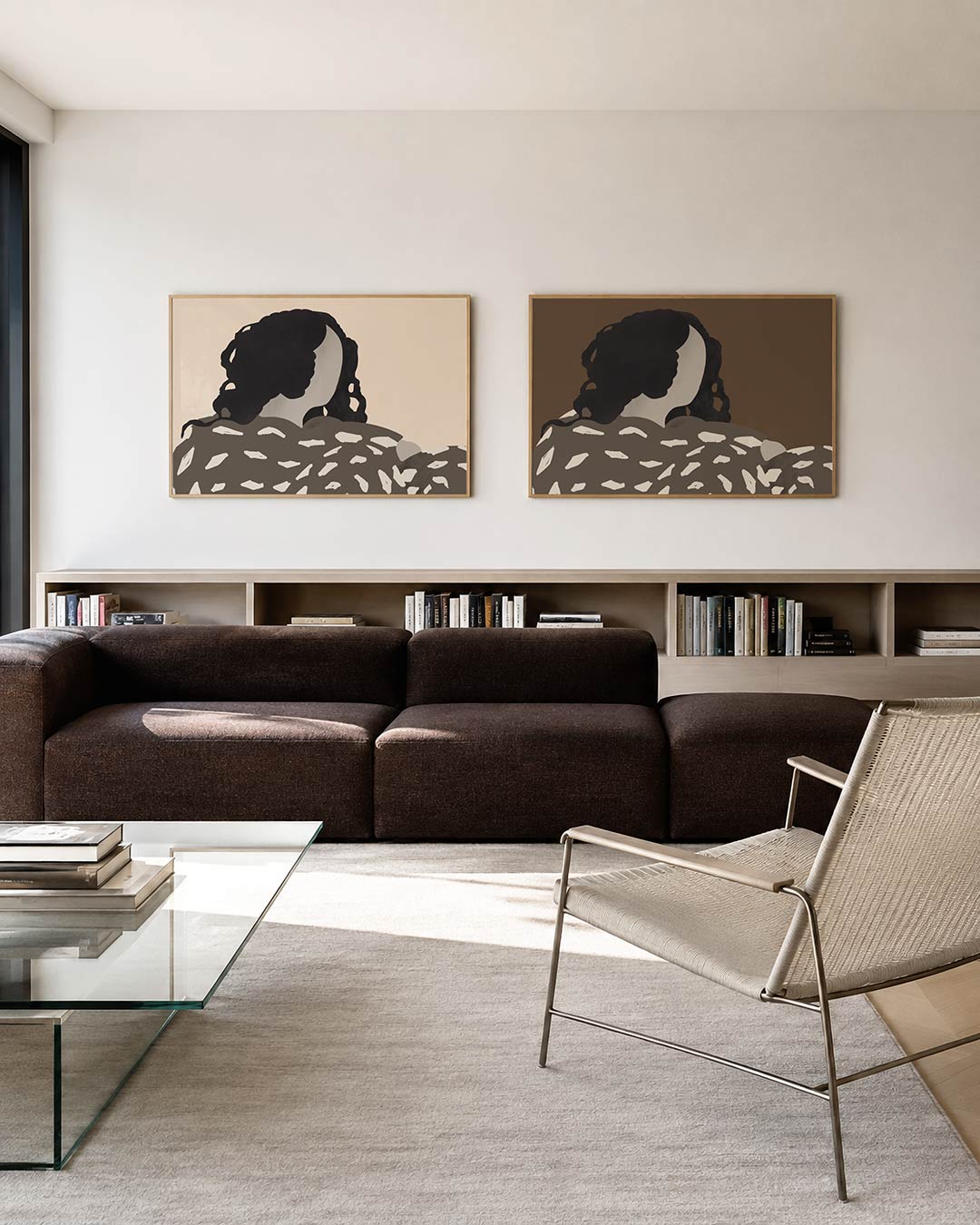 Tweedelige posterset met een silhouet met vloeiende lijnen en donkere tinten, getoond in een interieur
