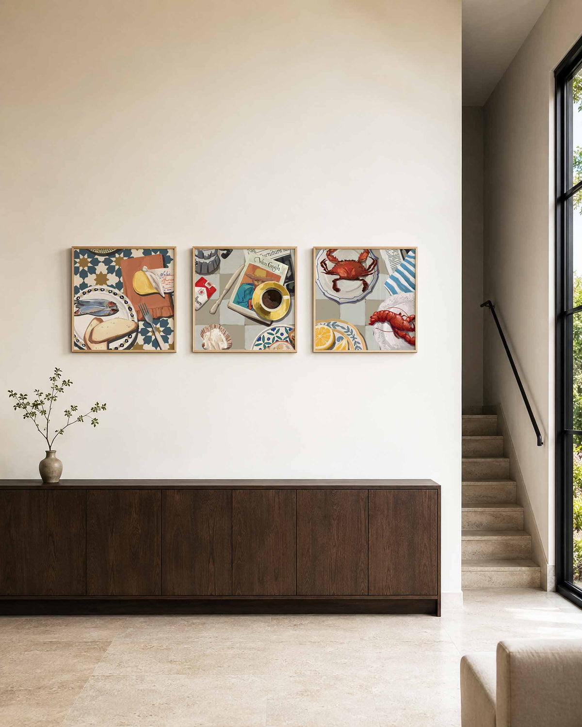 Interieurpresentatie van een driedelige vierkante posterset met culinaire stillevens