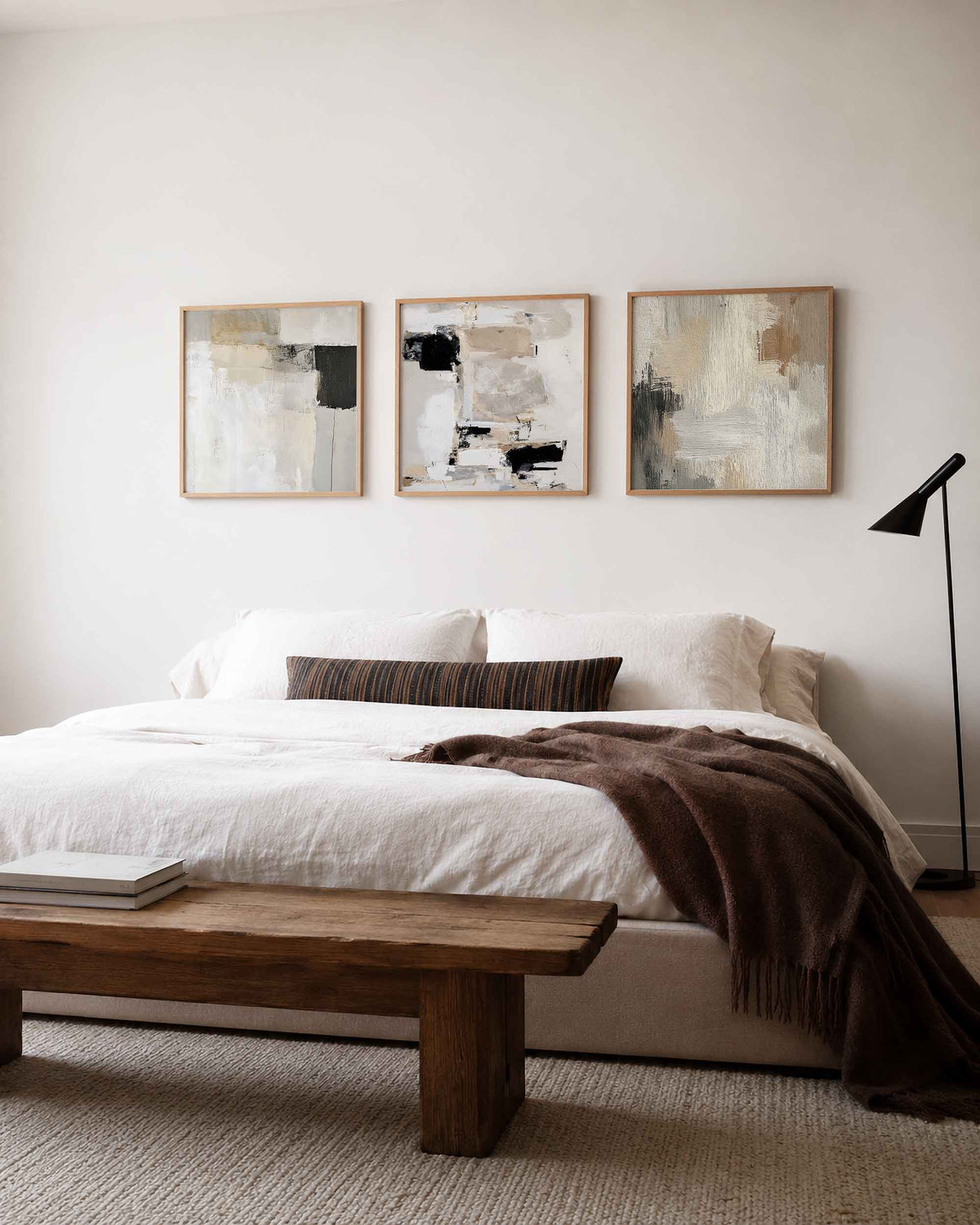 Interieurpresentatie van een driedelige vierkante posterset met abstracte beige kunst
