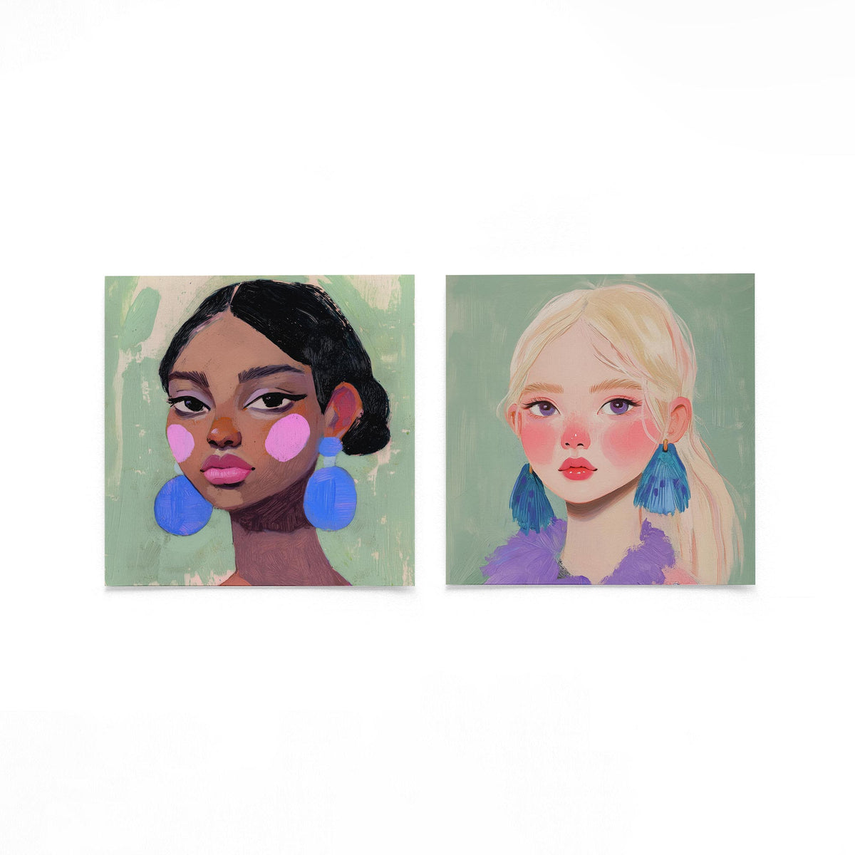 Twee vierkante posters met vrouwenportretten op een gebroken witte achtergrond