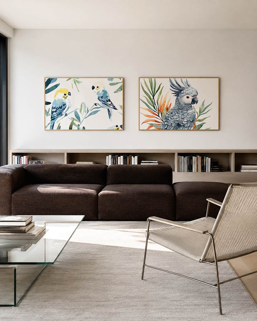 Twee liggende posters met twee kleurrijke vogels tussen groene bladeren, aan de muur in een interieur