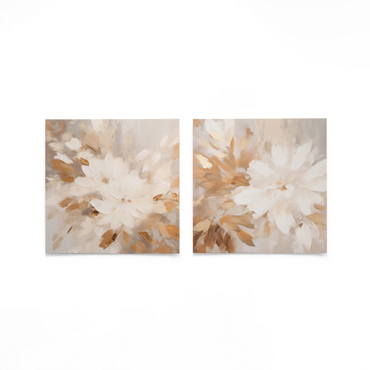 Twee vierkante posters met witte bloemen op een gebroken witte achtergrond