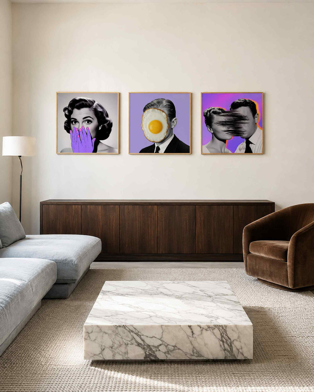 Interieurpresentatie van een driedelige vierkante posterset met surrealistische portretten