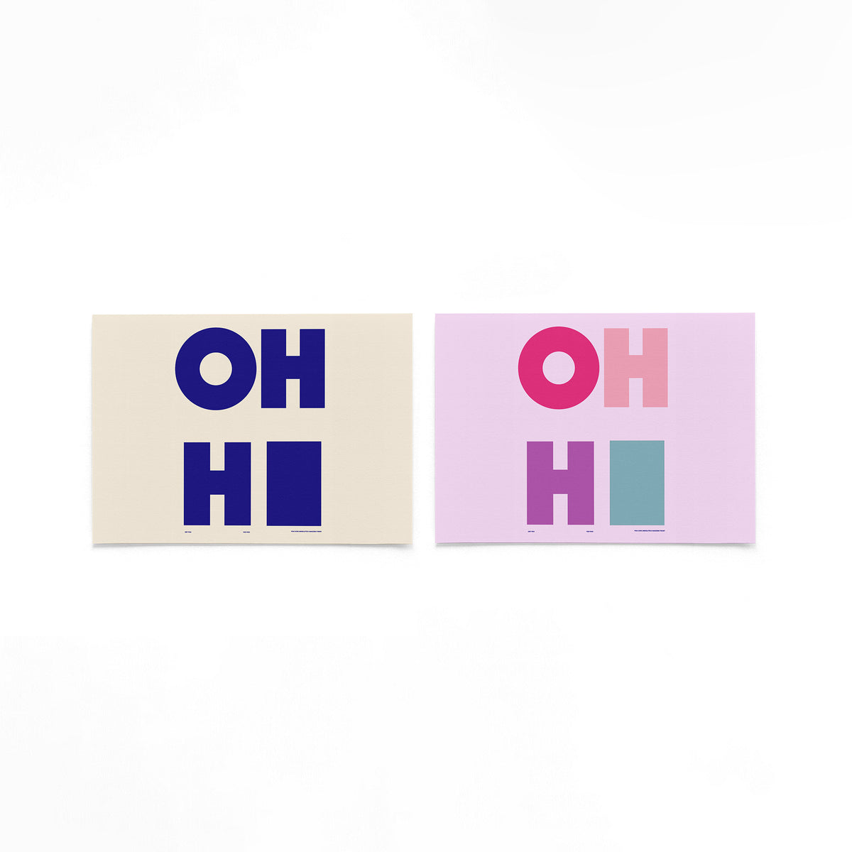 Twee liggende posters met grote, blauwe letters op een gebroken witte achtergrond