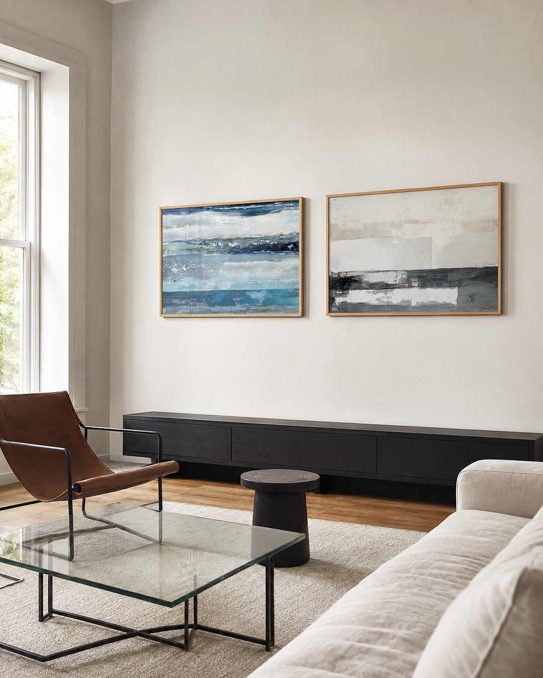 Tweedelige posterset met een spel van blauwe en witte tinten, getoond in een interieur