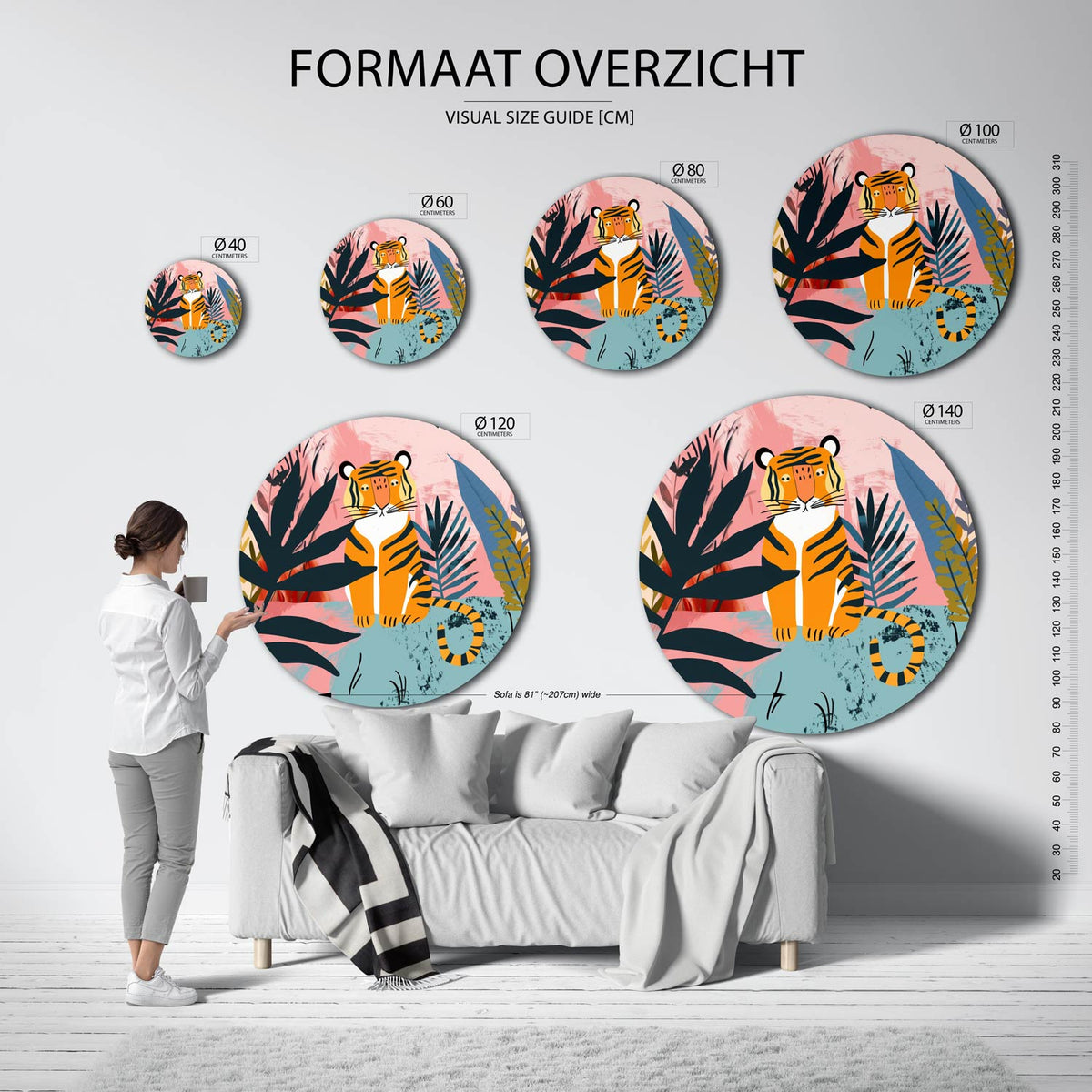 Tijger in jungle Muurcirkel – extra productweergave – Een tijger met oranje en zwarte strepen zit tussen groene en blauwe