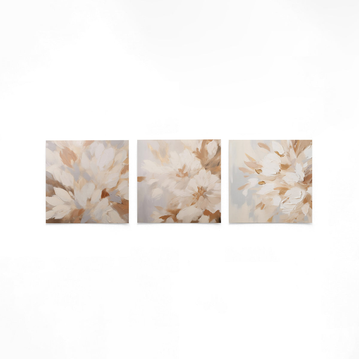 Drie vierkante posters met abstracte bloemen beige op een gebroken witte achtergrond