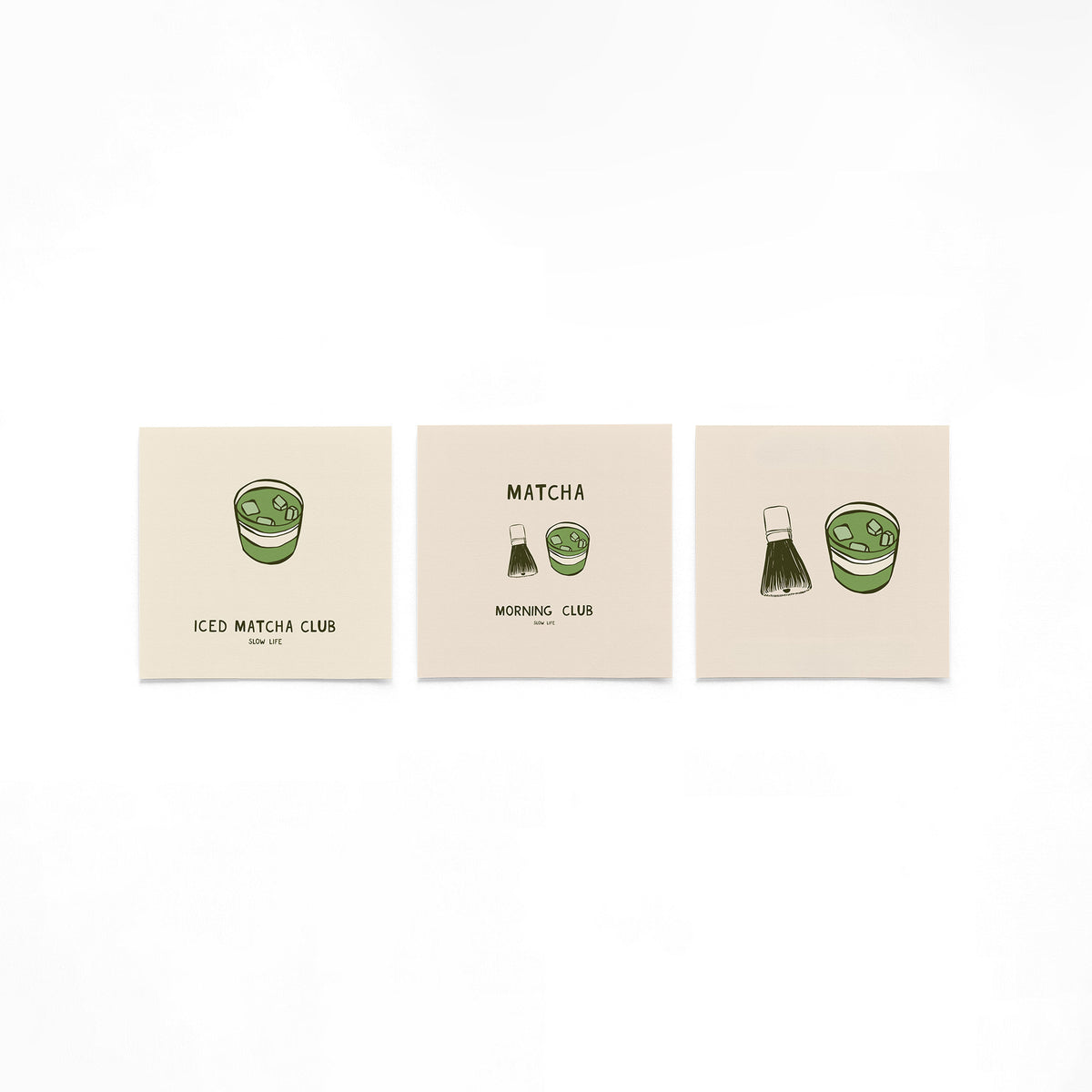 Drie vierkante posters met matcha en klopper op een gebroken witte achtergrond