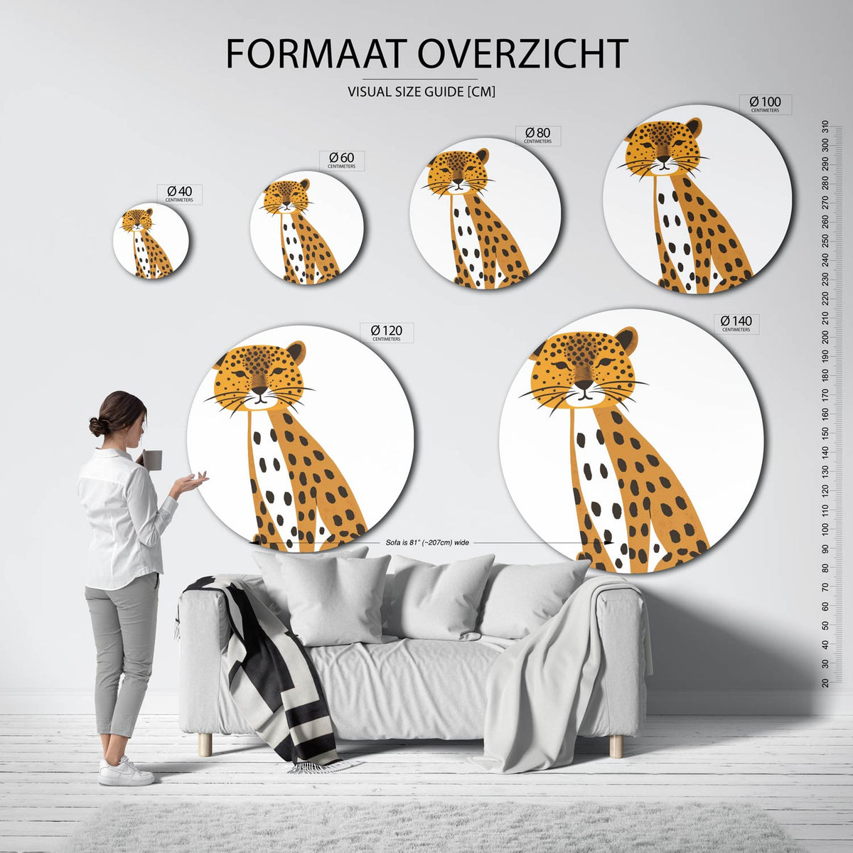 Luipaard Muurcirkel – extra productweergave – Een luipaard met een oranje vacht en zwarte vlekken tegen een witte