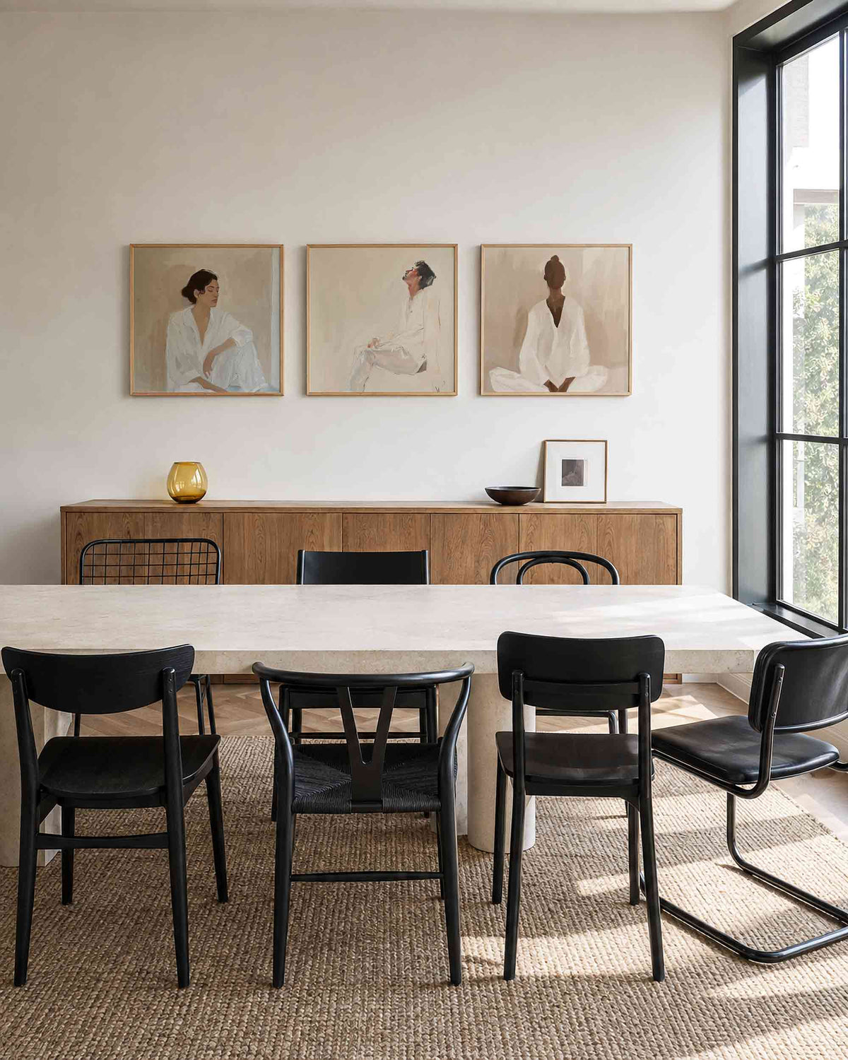 Interieurpresentatie van een driedelige vierkante posterset met portretten in beige