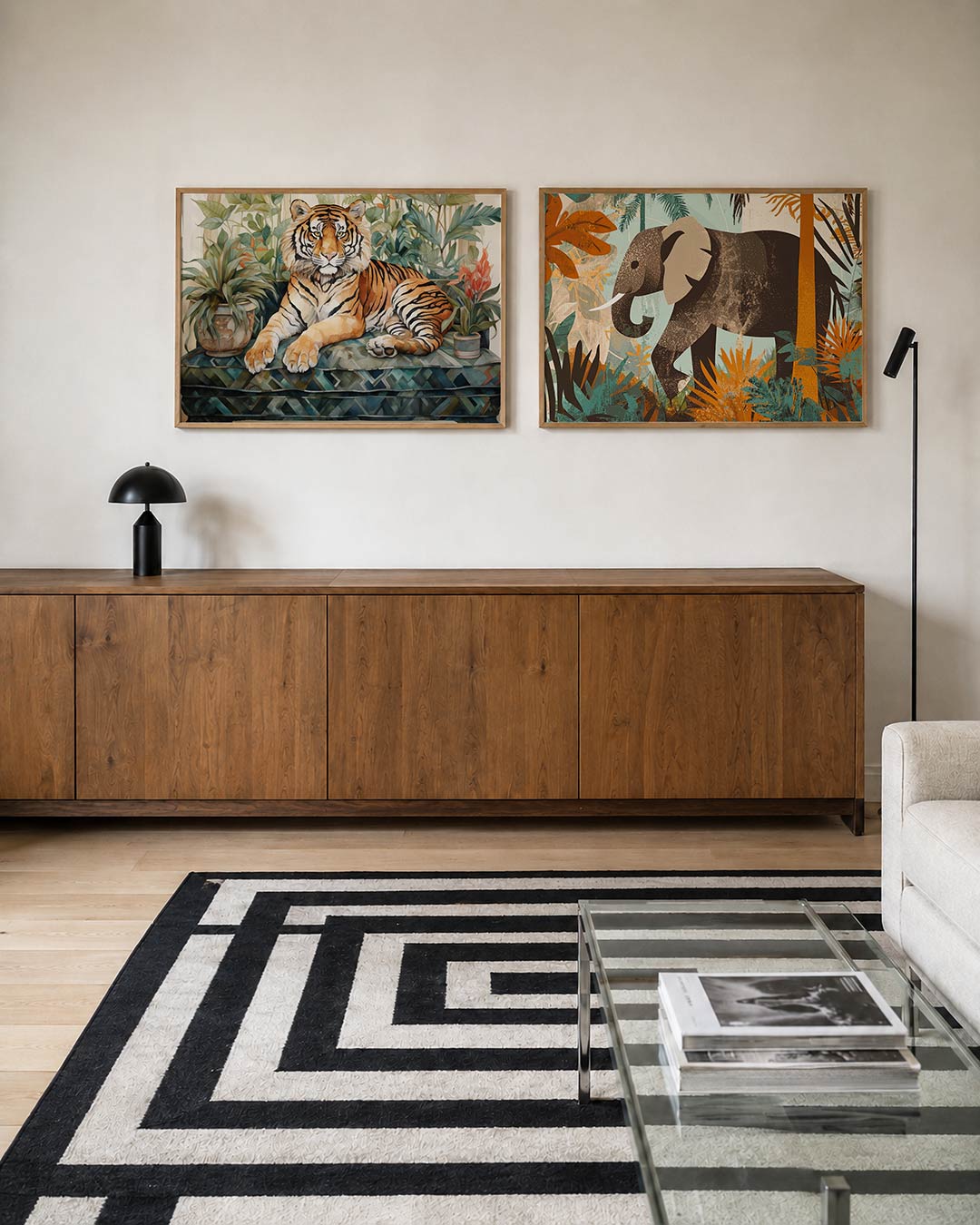 Twee liggende posters met een majestueuze tijger tussen weelderige groene planten, aan de muur in een interieur
