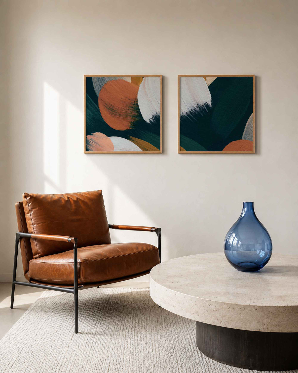 Interieurpresentatie van een tweedelige vierkante posterset met abstracte penseelstreken