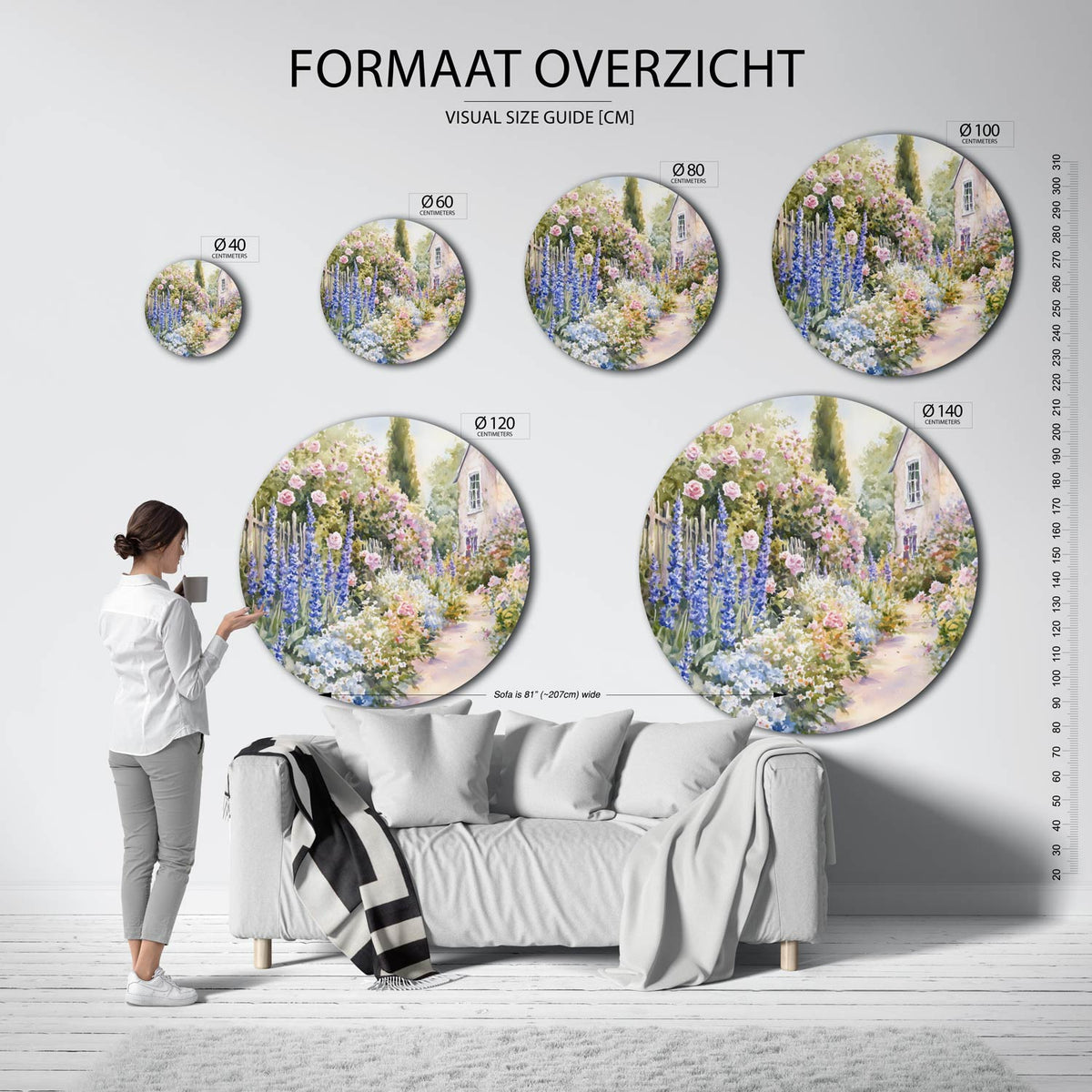 Bloementuin met huis Muurcirkel – extra productweergave – Een tuin vol roze rozen en blauwe bloemen naast een stenen huis.