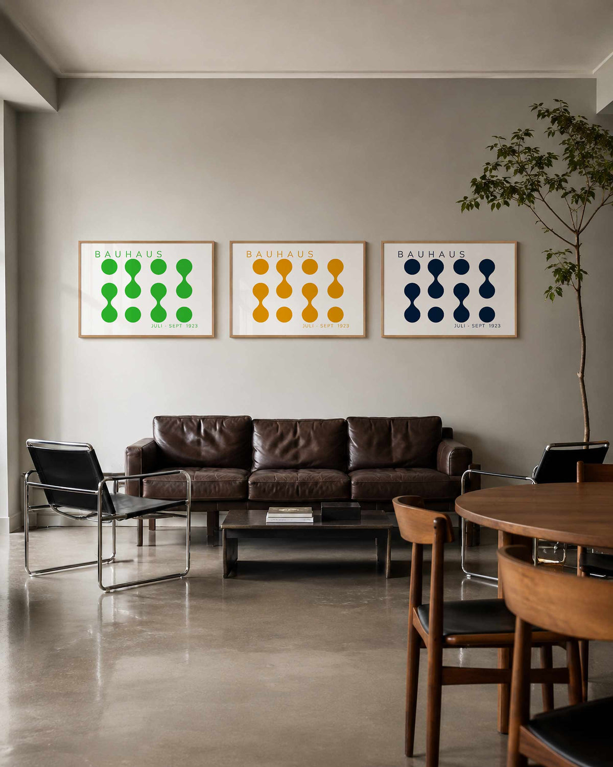 Interieurmockup van drieluik landscape-posterset met groene okerblauwe bollen