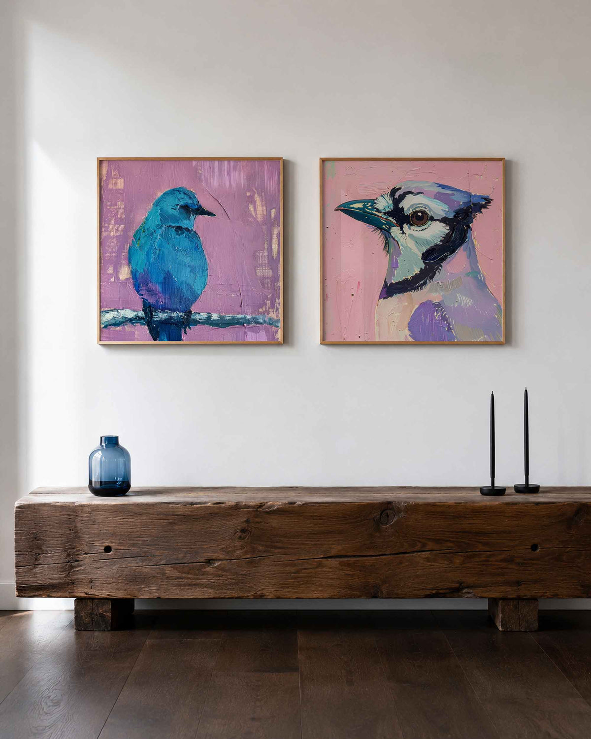 Interieurpresentatie van een tweedelige vierkante posterset met blauwe vogels