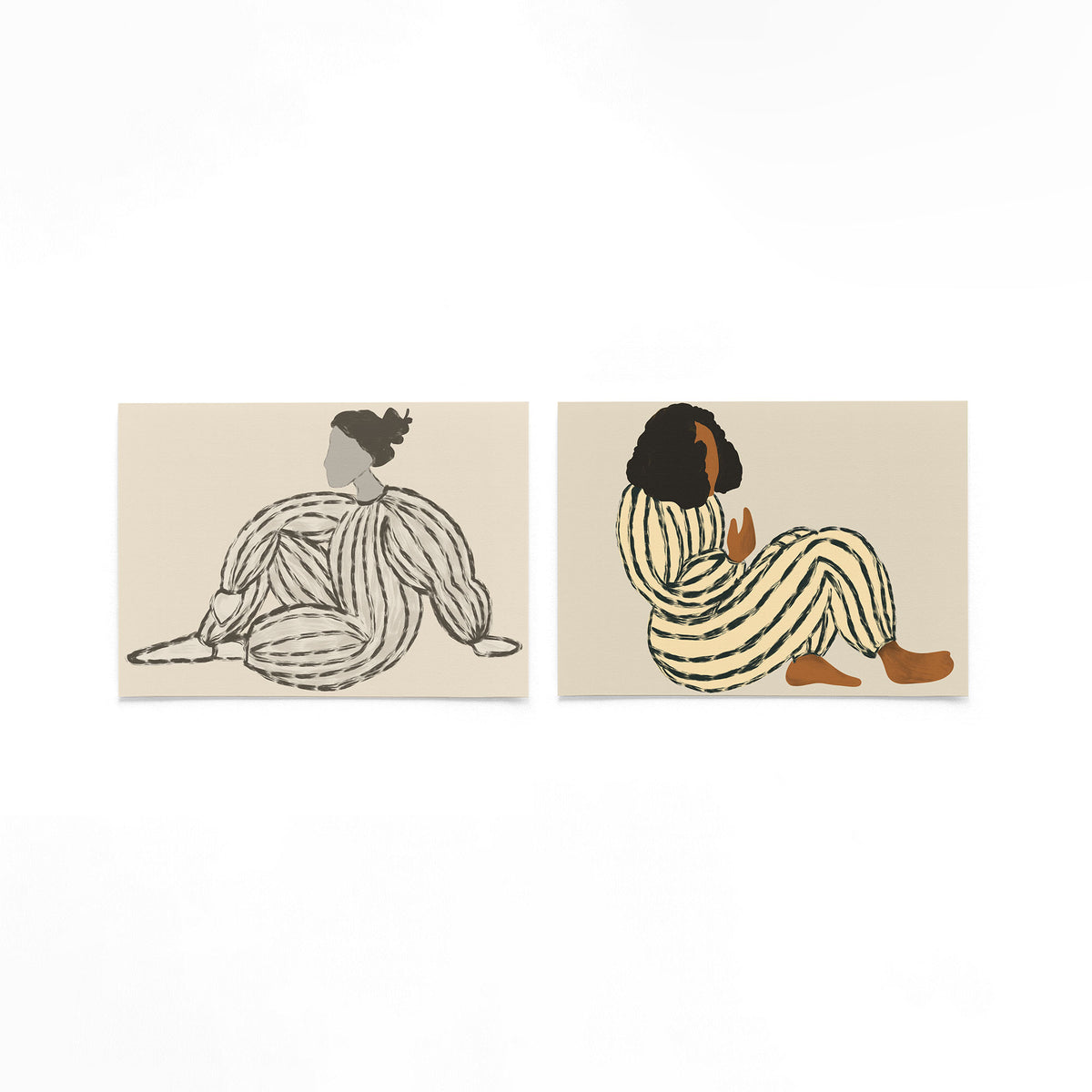 Twee liggende posters met een figuur met vloeiende lijnen en zachte kleuren op een gebroken witte achtergrond